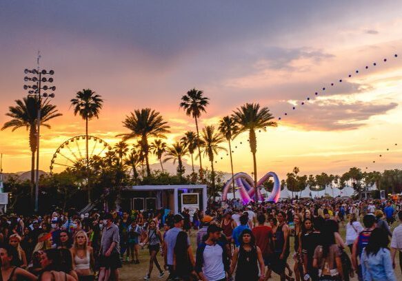 Coachella_2014_sunset_with_balloon_chain_and_Lightweaver-902x408